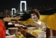 Makan di dalam waktu malam hari mengarungi Tokyo pada kapal Yakatabune sama-sama Geisha