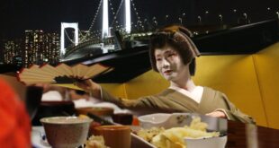 Makan di dalam waktu malam hari mengarungi Tokyo pada kapal Yakatabune sama-sama Geisha