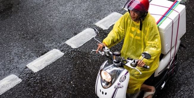 Tips Berkendara Sepeda Motor Saat Hujan, Hal ini adalah Hal Penting yang tersebut Perlu Dipersiapkan