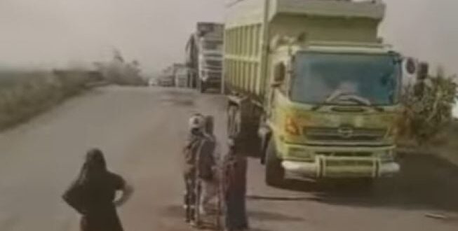Truk Batu Bara Jadi Penyebab Macet Parah Jalan Nasional Jambi, Polisi Terapkan Sistem Ganjil Genap
