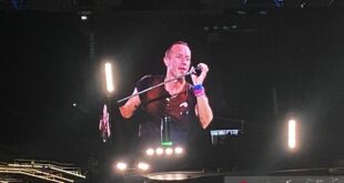 Coldplay membuka konser perdananya pada DKI Ibukota Indonesia dengan “Higher Power”