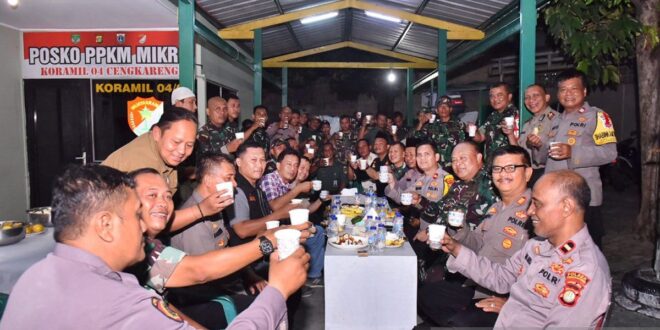 TNI-Polri “ngopi bareng” di tempat tempat Cengkareng perkuat soliditas hadapi pemilihan umum