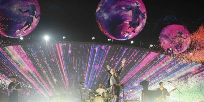 Kejutan, Maliq & D’Essentials tampil pada tempat panggung Coldplay