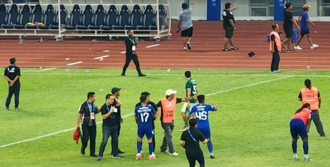 Kericuhan Penonton Warnai Akhir Kompetisi PSIS Semarang vs PSS Sleman