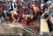 Sudin Gulkarmat Jaktim evakuasi mayat di tempat area Kalimalang