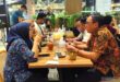 Gemar ‘nongkrong’ picu penduduk Indonesia memilih makan di dalam pada restoran